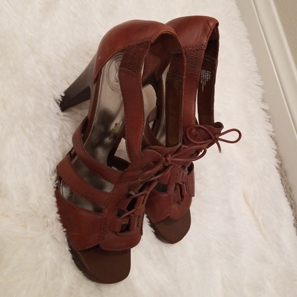 Shoe - Picture 2 of 4